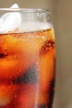 Soğuk bir içecek ile çiy damlaları ile kaplı bir bardak.