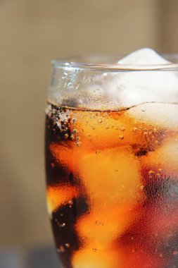 Soğuk bir içecek ile çiy damlaları ile kaplı bir bardak.