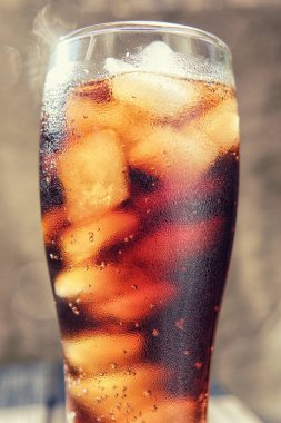 Soğuk bir içecek ile çiy damlaları ile kaplı bir bardak.