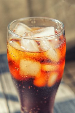 Soğuk bir içecek ile çiy damlaları ile kaplı bir bardak.