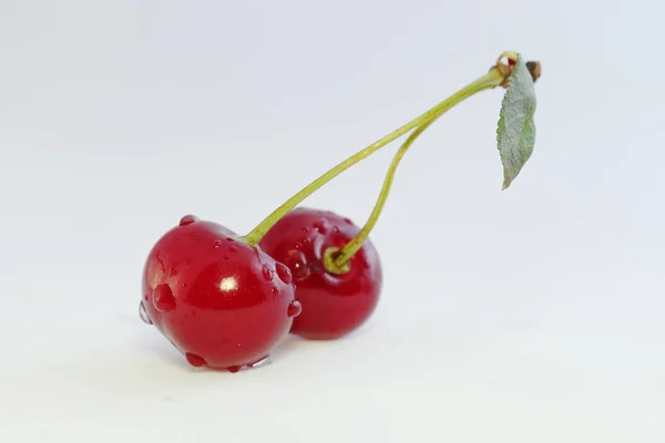 Frutas de cereja coloridas brilhantes em um fundo branco — Fotografia de Stock