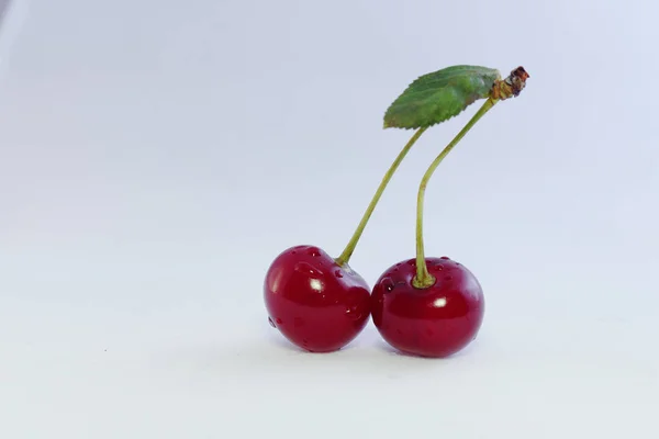 Jasne kolorowe jagody wiśniowe na białym tle — Zdjęcie stockowe