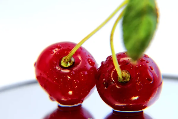 Яркие цветные ягоды вишни на белом фоне — стоковое фото