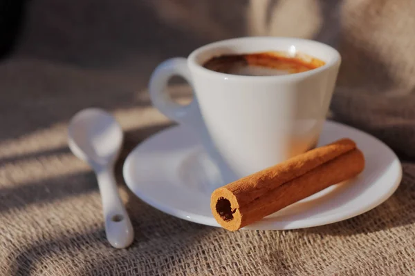 Doftande kaffe i morgonsolen. — Stockfoto