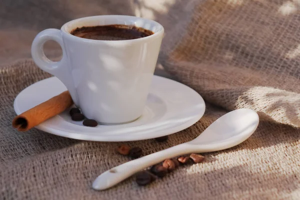 Duftende kaffe om morgenen, sol . – stockfoto