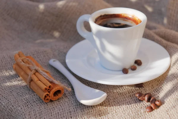 Duftende kaffe om morgenen, sol . – stockfoto