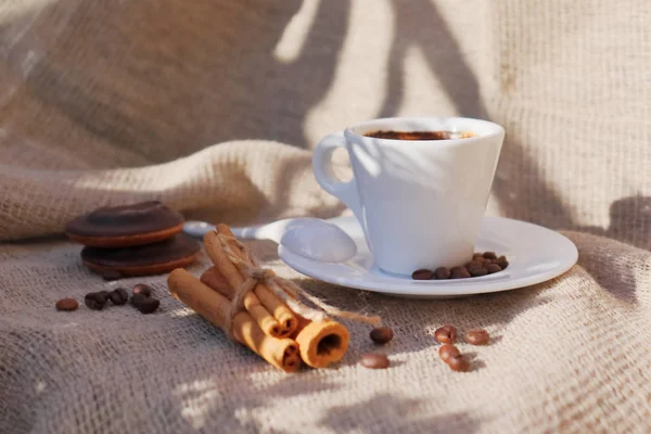 Duftende kaffe om morgenen, sol . – stockfoto