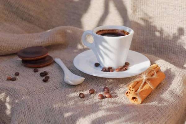 Fragrant coffee in the morning sun. — Stock Photo, Image