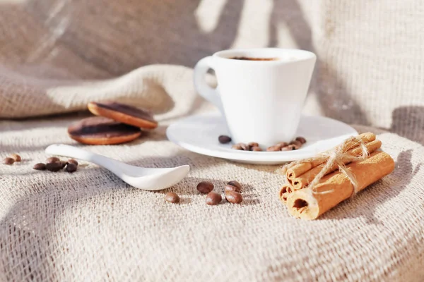 Fragrant coffee in the morning sun. — Stock Photo, Image