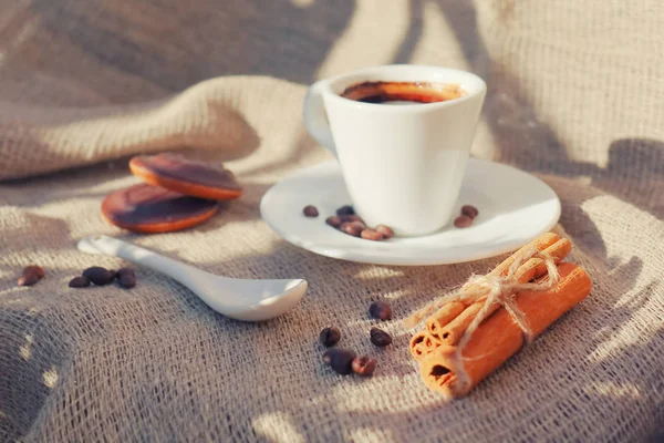 Duftende kaffe om morgenen, sol . – stockfoto