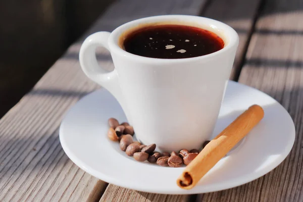 Caffè profumato al sole del mattino . — Foto Stock