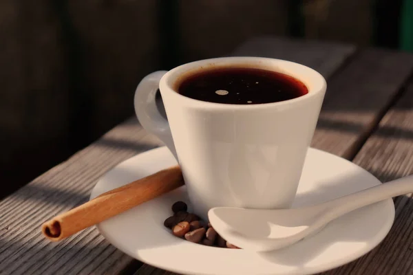 Doftande kaffe i morgonsolen. — Stockfoto