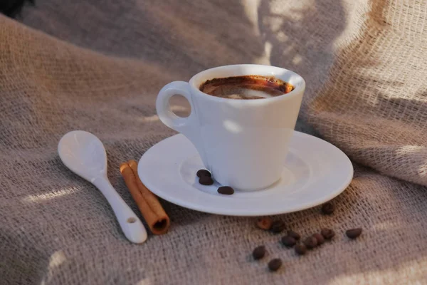 Duftende kaffe om morgenen, sol . – stockfoto