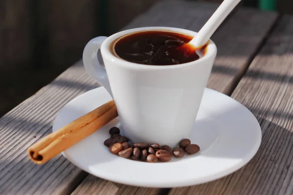 Café fragante en el sol de la mañana . — Foto de Stock