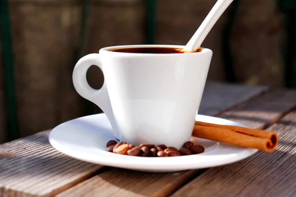 Caffè profumato al sole del mattino . — Foto Stock