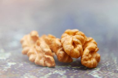 Eski soyma boyataklit arka planda Ceviz. 