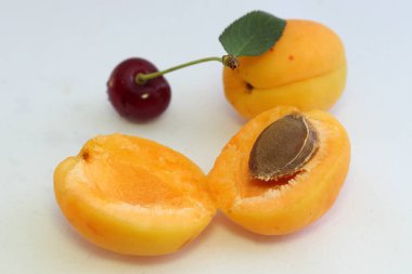 Kiraz ve kayısı - yaz aylarında vitamin kaynağı.