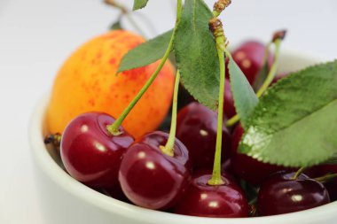 Kiraz ve kayısı - yaz aylarında vitamin kaynağı.