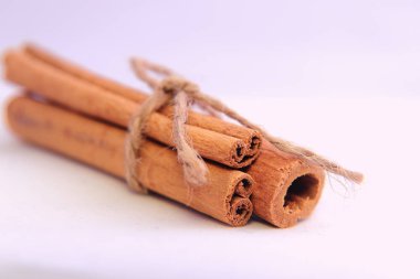 Tarçın aromatik bir baharattır. Ağaç tarçın celonica kabuğu tüpler (Lat. Cinnamomum verum).