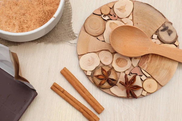 Süt buğday çorbası masada tarçın ve Yıldız anason ile serpilir. 