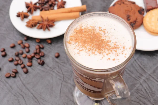 Preparation for the sacrament of morning coffee aromatic coffee. — Stock Photo, Image