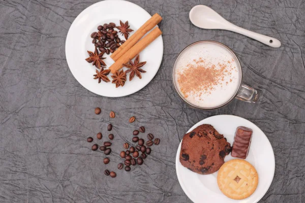 Förberedelser inför sakramentet i morgonkaffe aromatiskt kaffe. — Stockfoto