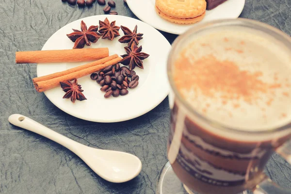 Preparation for the sacrament of morning coffee aromatic coffee. — Stock Photo, Image