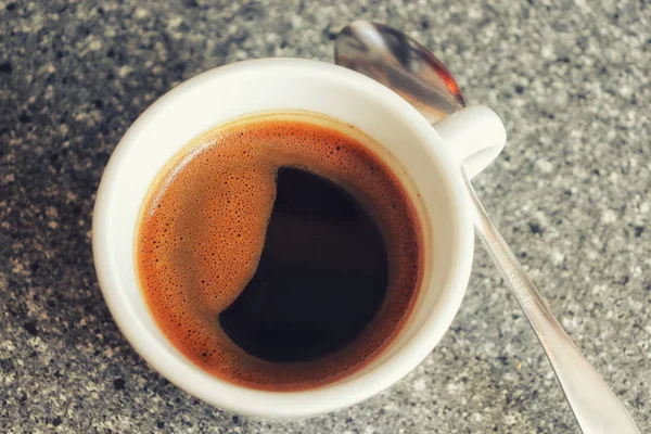 Una taza de café aromático de la mañana en las manos con manicura . — Foto de Stock