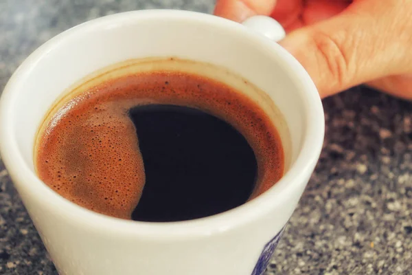En kopp morgon aromatiskt kaffe i händerna med manikyr. — Stockfoto