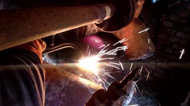 Kaynakçı işte. Metalin propan-oksijen gazı kesimi.