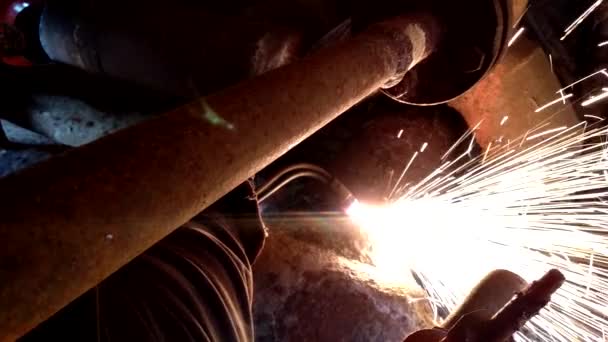 Soldador en el trabajo. Corte de gas propano-oxígeno de metal . — Vídeo de stock