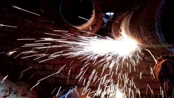 Saldatore al lavoro. Taglio a gas propano-ossigeno del metallo . — Video Stock