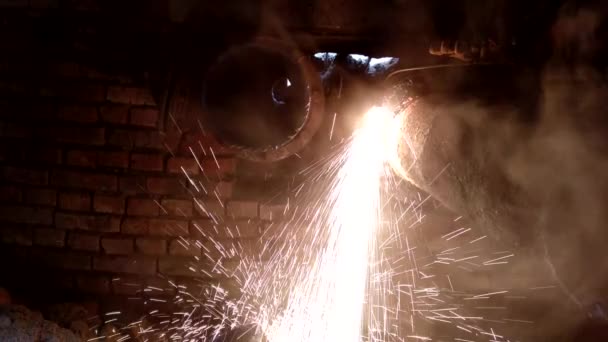 직장에서 용접기. 금속의 프로판 산소 가스 절단. — 비디오