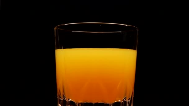 Медленно вращающийся туманный стакан безалкогольного напитка — стоковое видео