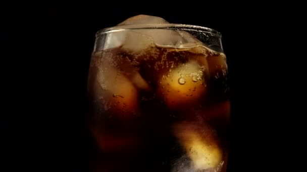 Slowly rotating misted glass of soft drink — Stock Video