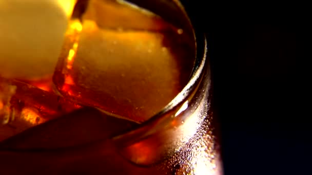 Pomalu otáčející se sklo nealkoholických nápojů — Stock video