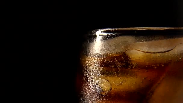 Slowly rotating misted glass of soft drink — Stock Video