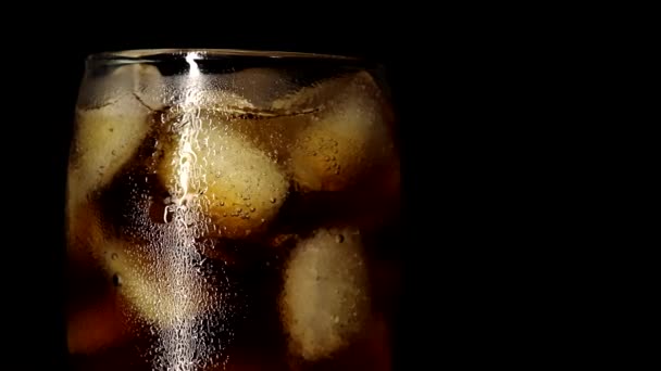 Slowly rotating misted glass of soft drink — Stock Video