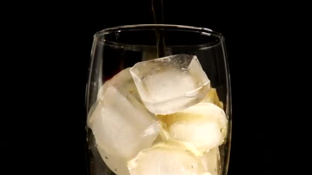 Une boisson brune sucrée est versée dans un verre avec des glaçons — Video