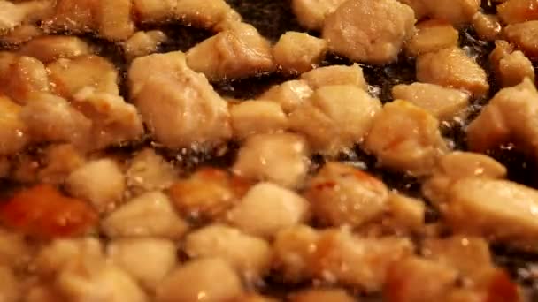 Pezzi Ruvidi Pollo Con Una Crosta Gialla Sono Fritti Una — Video Stock