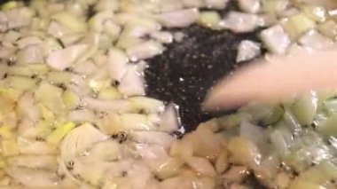 Karıştırma ince doğranmış soğan, bir tavada köpüren köpüren bitkisel yağ kızartılmış.