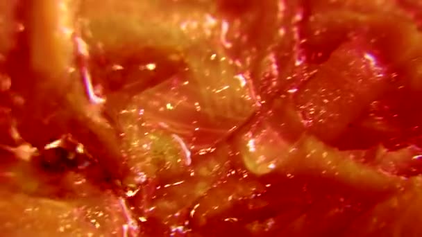 양파와 날아다니며 프라이팬에 거품식물성 기름에 — 비디오