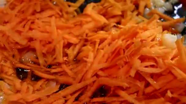 Agitar Las Cebollas Finamente Picadas Las Zanahorias Ralladas Tostadas Aceite — Vídeo de stock