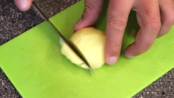 Cięcie Ziemniaków Kostkę Zielonej Deski Krojenia Blatu Imitacją Szarego Granitu — Wideo stockowe