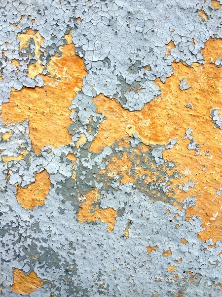Oude gebarsten muur met verbrand in de zon en peeling verflagen — Stockfoto
