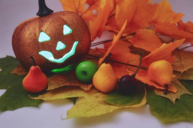 Plastik turuncu bir balkabağı.