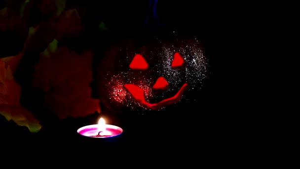 Halloween Atribute de vacanță de toamnă. Un dovleac din plastic gol cu un grimace "sinistru" sculptat pe el și o lumânare (LED-uri colorate) în interior . — Videoclip de stoc