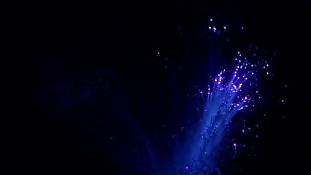 Wędrowanie wiązki laserowej w wiązce włókien światłowodowych. Wiązka laserowa w lampie światłowodowej w postaci paniki z nici. — Wideo stockowe