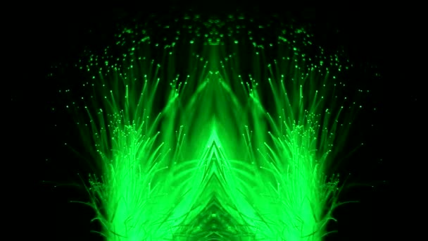 Wędrowanie wiązki laserowej w wiązce włókien światłowodowych. Wiązka laserowa w lampie światłowodowej w postaci paniki z nici. — Wideo stockowe