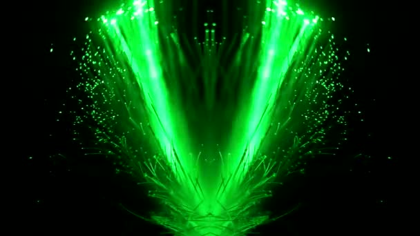 Wandern eines Laserstrahls in einem Bündel optischer Faserfäden. Laserstrahl in einer Fiberoptiklampe in Form einer Rispe aus Fäden. — Stockvideo